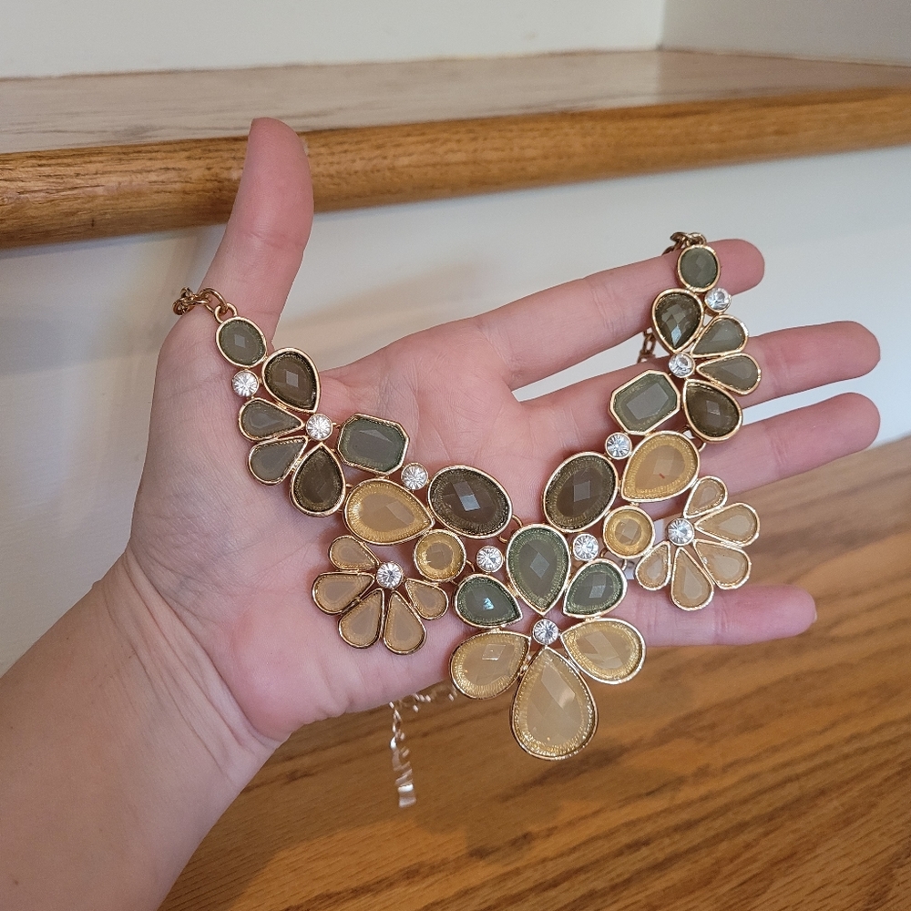 NEW Pastel Green, Brown,Gold & Creme Flower Beaded Necklace